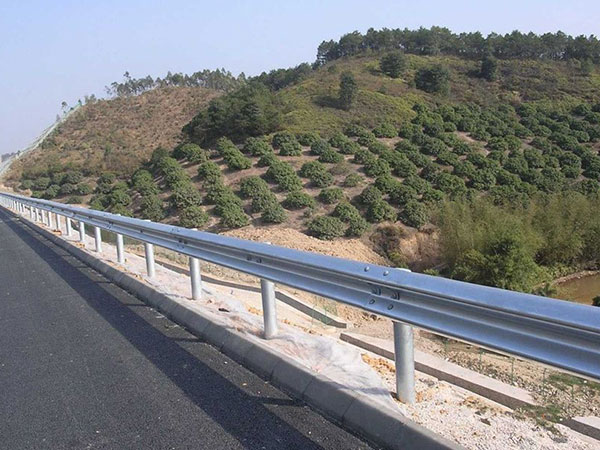 公路波形护栏